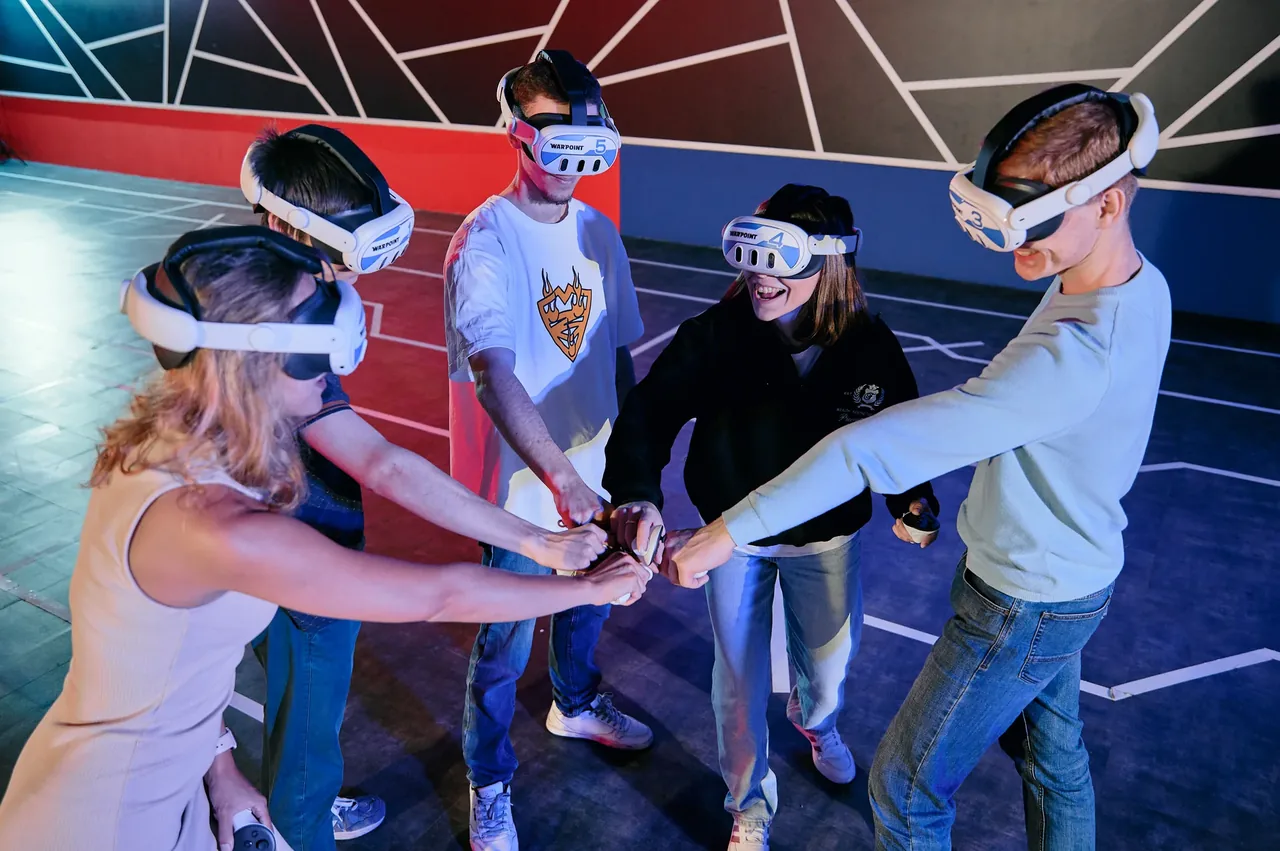 Команда игроков в VR-шлемах на арене WARPOINT перед началом игры